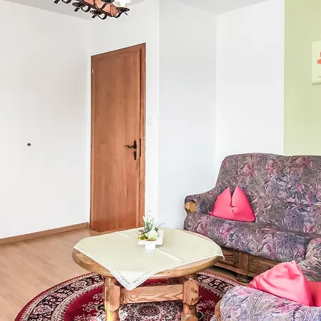 2 Bedroom Awesome In Burg-reuland Сasa de vacaciones *